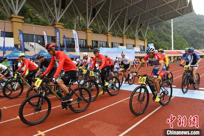 凭祥开幕的中越自行车赛上演200名骑行爱好者的