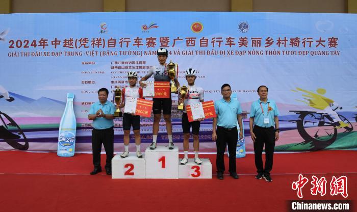 凭祥开幕的中越自行车赛上演200名骑行爱好者的