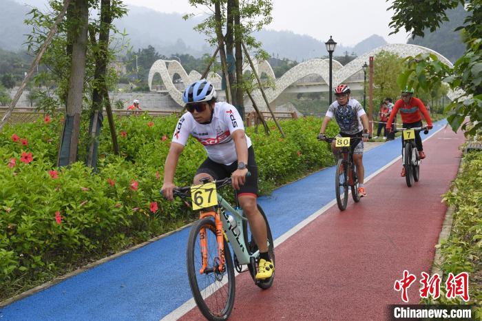 凭祥开幕的中越自行车赛上演200名骑行爱好者的