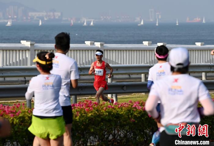 厦门马拉松正式鸣枪开跑，刷新16年来国内男子纪