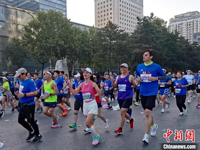2023西安马拉松赛圆满落幕 董国建破赛会纪录杨花