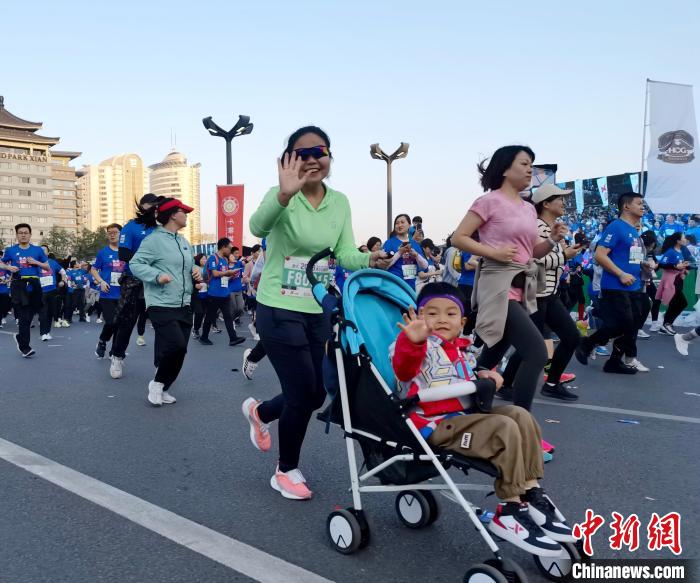 2023西安马拉松赛圆满落幕 董国建破赛会纪录杨花