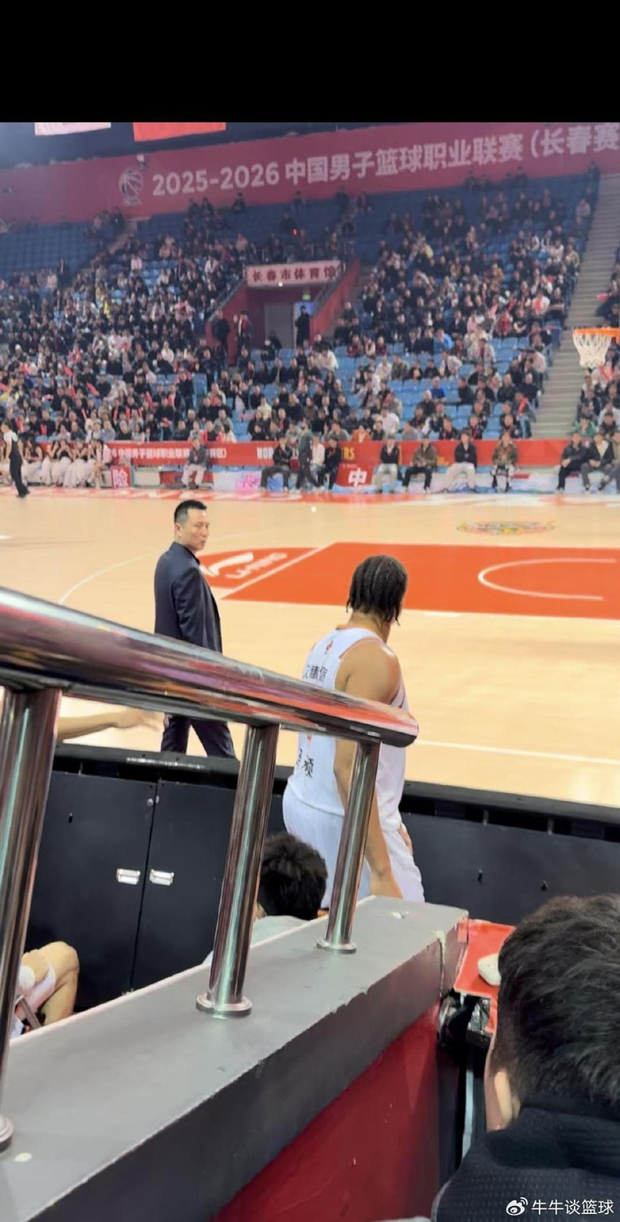 上海男篮外援洛夫顿冲突弃用引球队管理争议