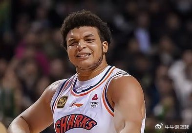 上海男篮外援洛夫顿冲突弃用引球队管理争议