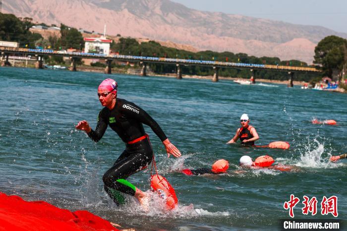 青海贵德站200余名中外泳士竞逐黄河极限挑战赛