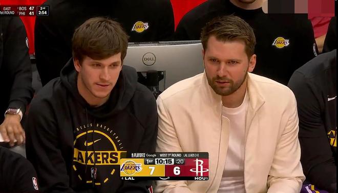 勒布朗·詹姆斯绝平三分助湖人3-0横扫火箭