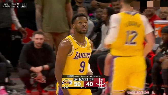 勒布朗·詹姆斯绝平三分助湖人3-0横扫火箭