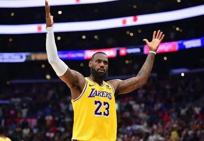 勒布朗·詹姆斯绝平三分助湖人3-0横扫火箭