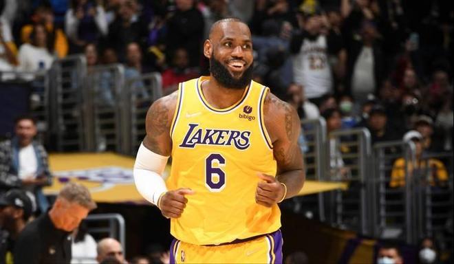 勒布朗·詹姆斯绝平三分助湖人3-0横扫火箭