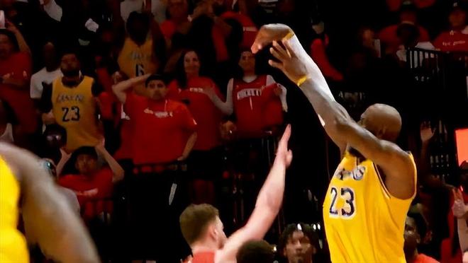 勒布朗·詹姆斯绝平三分助湖人3-0横扫火箭