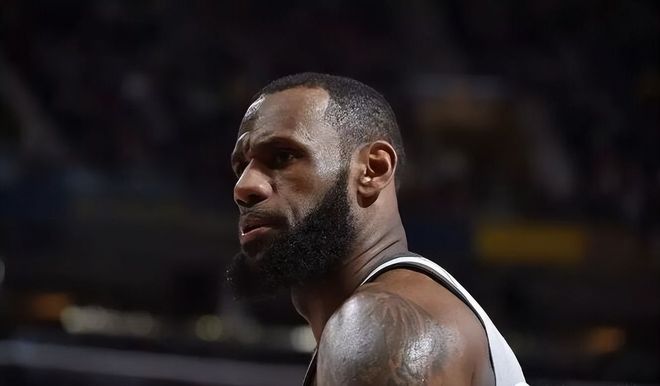 勒布朗·詹姆斯绝平三分助湖人3-0横扫火箭